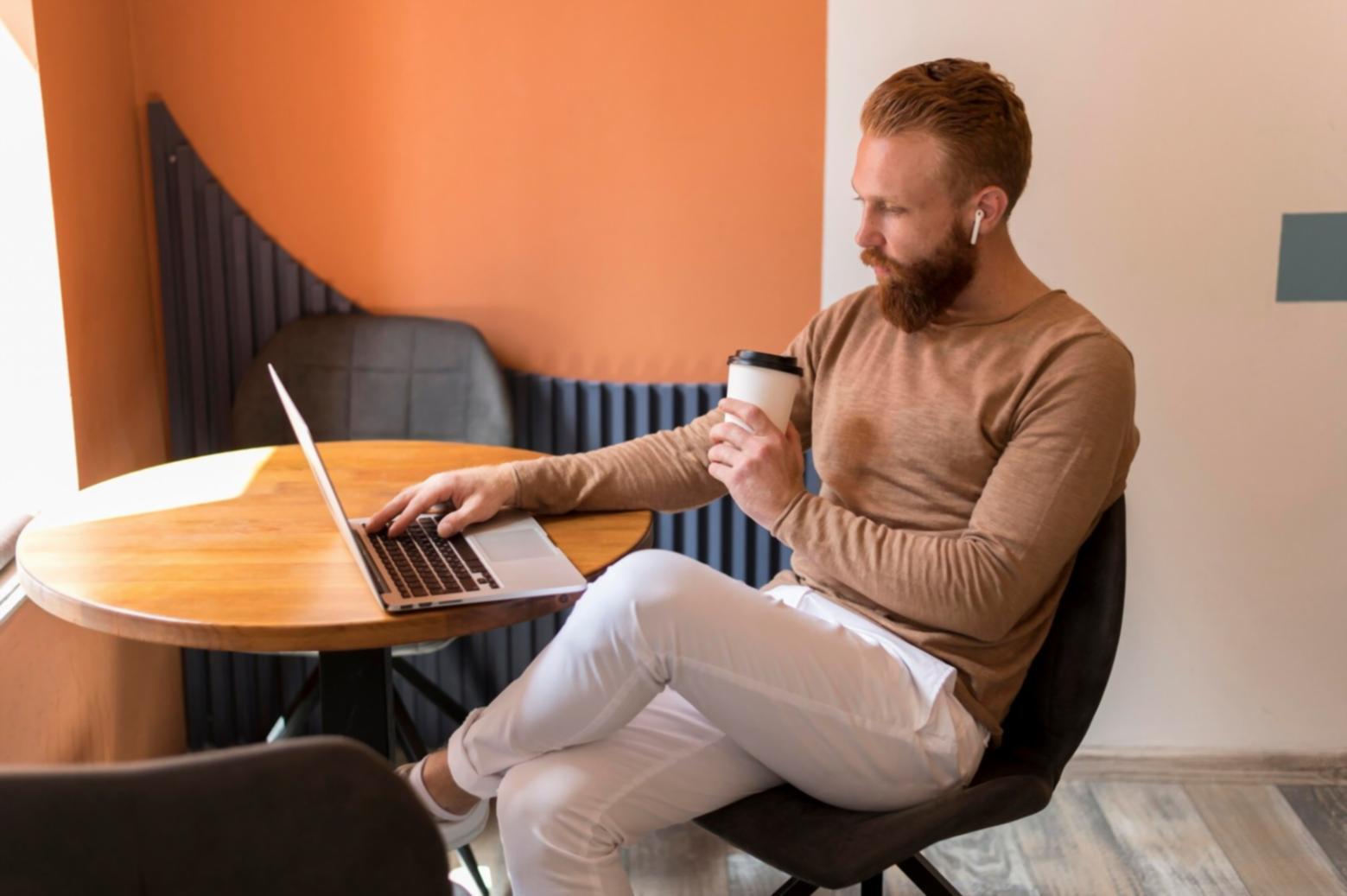 Bureau moderne avec outils de travail collaboratif